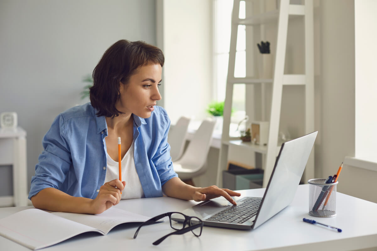 Female BCBA working on CEUS in home office