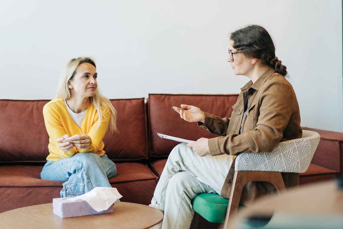 Psychologist discusses diagnosis with adult female patient patient In office
